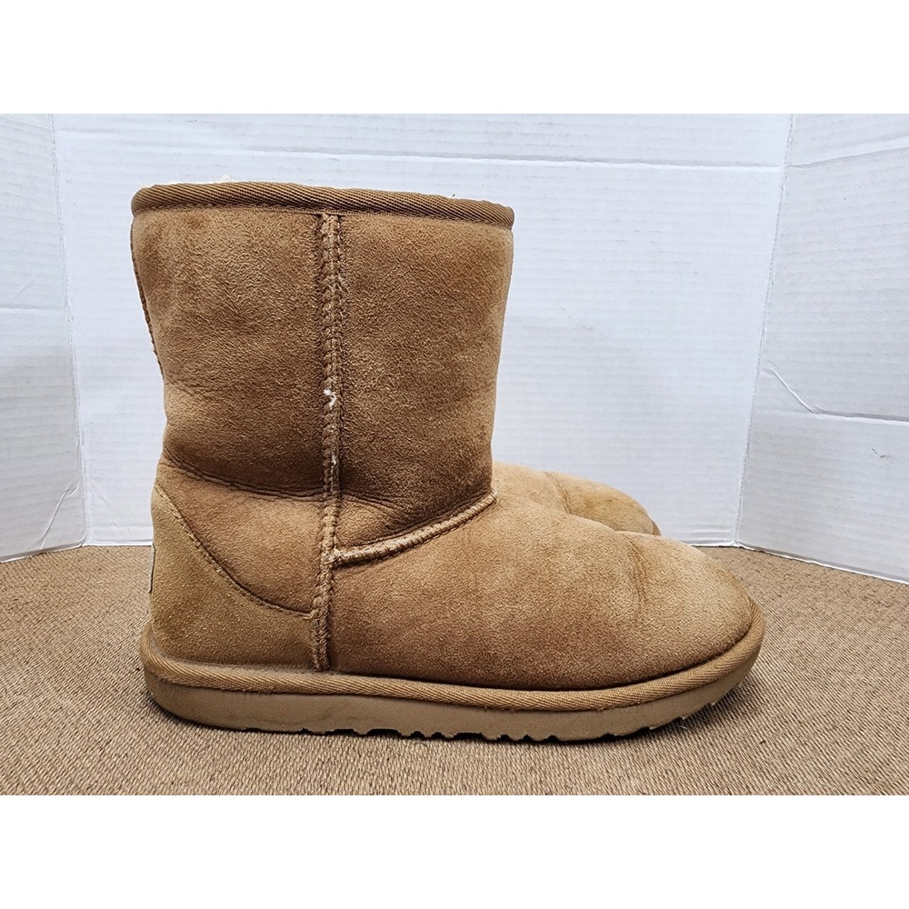 UGG Classic Short II Chestnut Suede Brown Sheepskin Womens Size 6 Boots